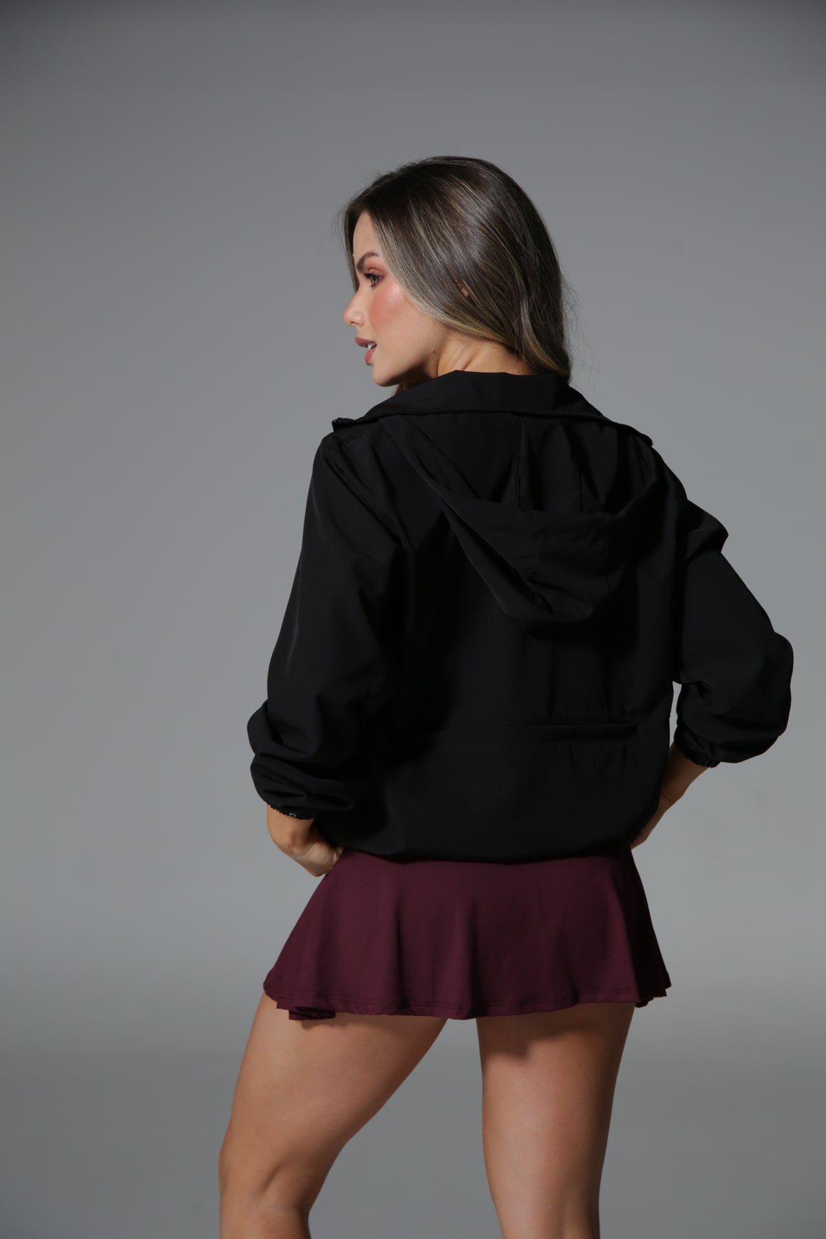 CHAQUETA CON CORTES Y BOLSILLOS CON CIERRE EN FRENTE Y ESPALDA