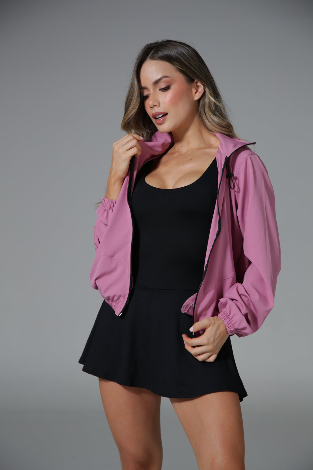 CHAQUETA CON CORTES Y BOLSILLOS CON CIERRE EN FRENTE Y ESPALDA