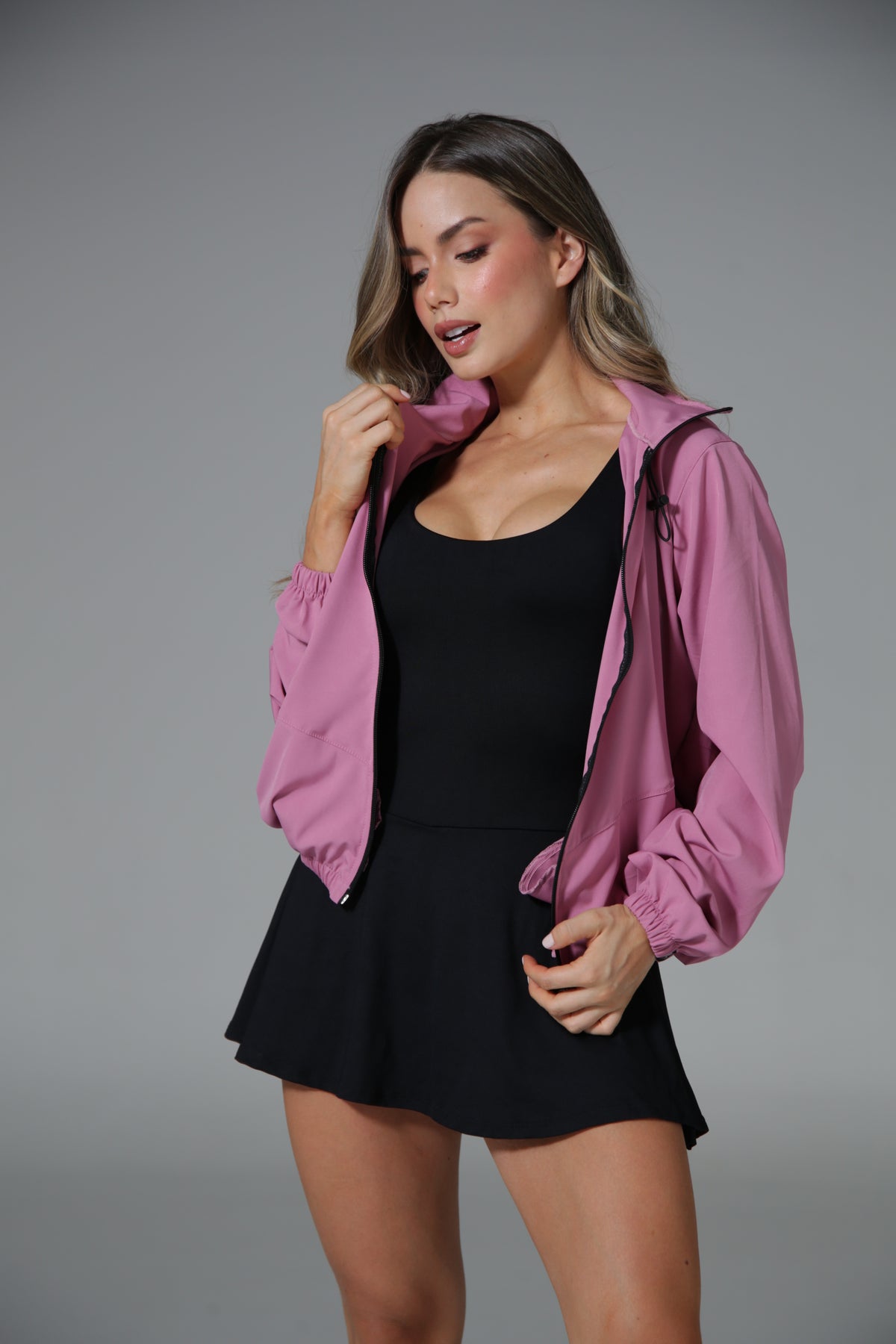CHAQUETA CON CORTES Y BOLSILLOS CON CIERRE EN FRENTE Y ESPALDA