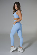 LEGGINS CON BOLSILLOS LATERALES Y CORTES EN FRENTE ASENTADOS