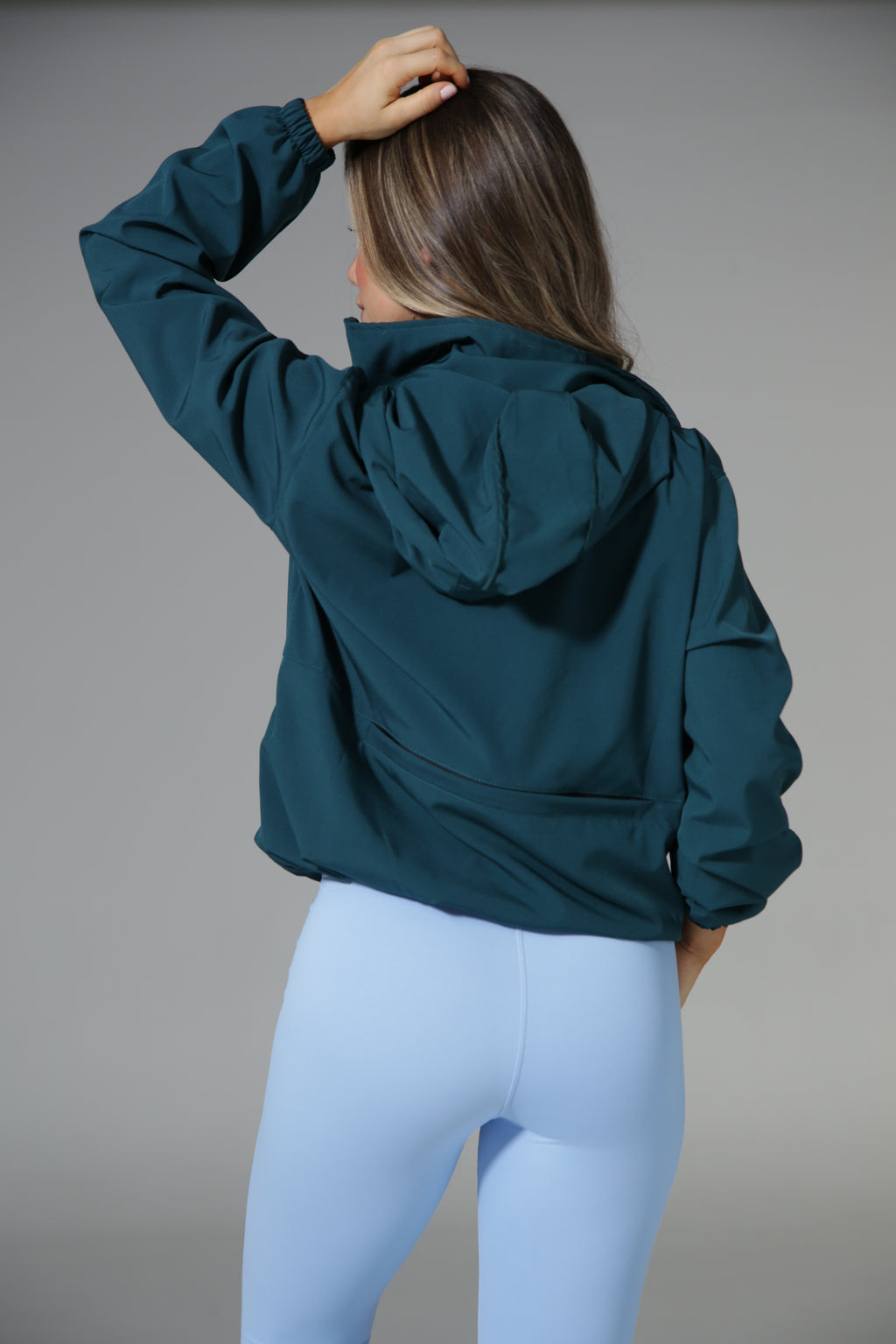 CHAQUETA CON CORTES Y BOLSILLOS CON CIERRE EN FRENTE Y ESPALDA