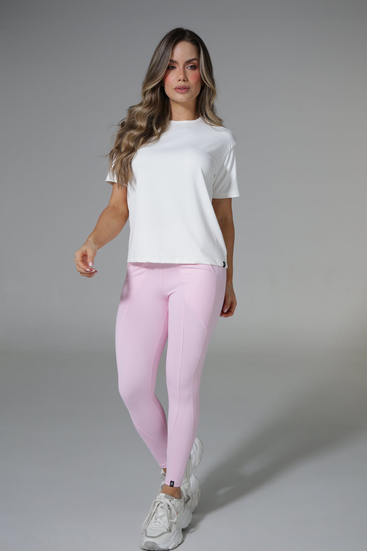 LEGGINS CON BOLSILLOS LATERALES Y CORTES EN FRENTE ASENTADOS