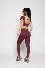 LEGGINS CON BOLSILLO LATERAL Y TOP CON MAGA CORTA