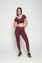 LEGGINS CON BOLSILLO LATERAL Y TOP CON MAGA CORTA