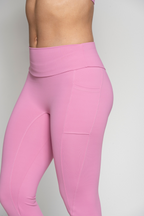 LEGGINS CON BOLSILLO LATERAL Y TOP CON MAGA CORTA