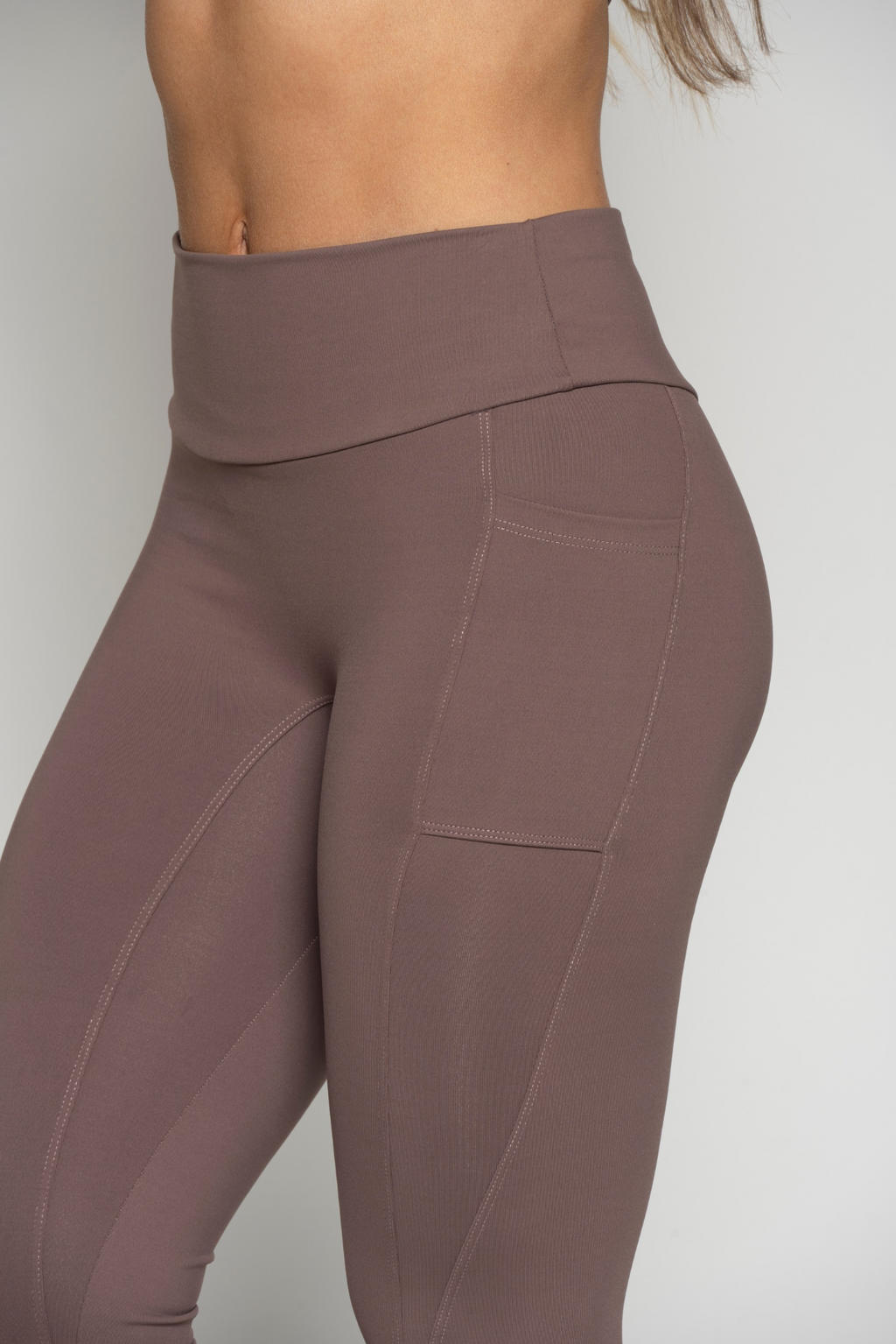 LEGGINS CON BOLSILLO LATERAL Y TOP CON MAGA CORTA