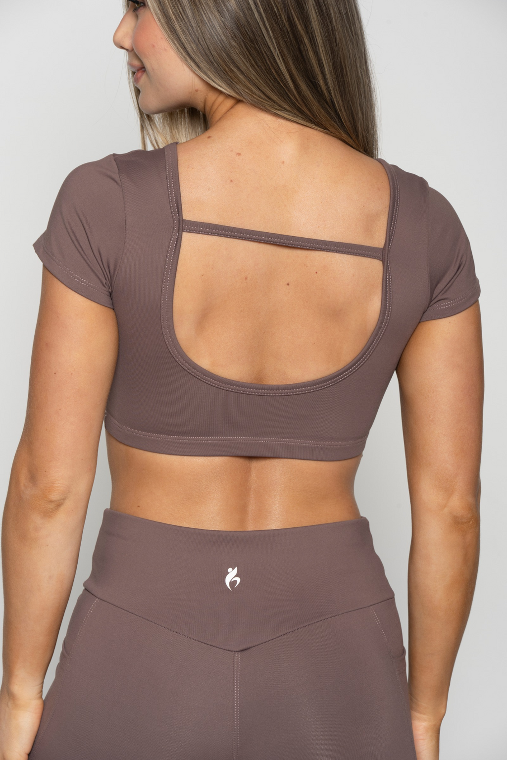 LEGGINS CON BOLSILLO LATERAL Y TOP CON MAGA CORTA